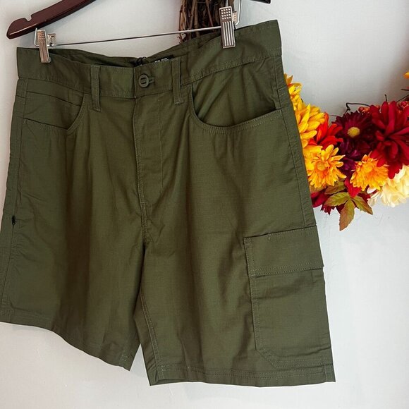 prAna Mens 35"W / 8"Length Standard Double Peak Hiking Short in Cargo Green - Picture 2 of 8